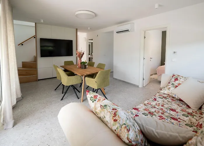 Apartment Kras 24 With Pool Sežana